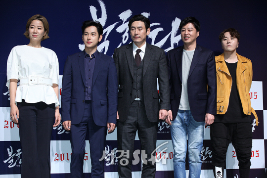 배우들이 19일 서울 강남 압구정동 압구정 CGV에서 열린 영화 ‘불한당, 나쁜 놈들의 세상’ 제작보고회에 참석해 포토타임을 갖고 있다.