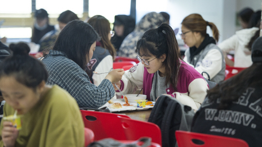 19일 서울 서대문구 이화여대 헬렌관 식당에서 학생들이 ‘든든한 이화사랑’에서 제공한 아침식사를 하고 있다. /사진제공=이화여자대학교