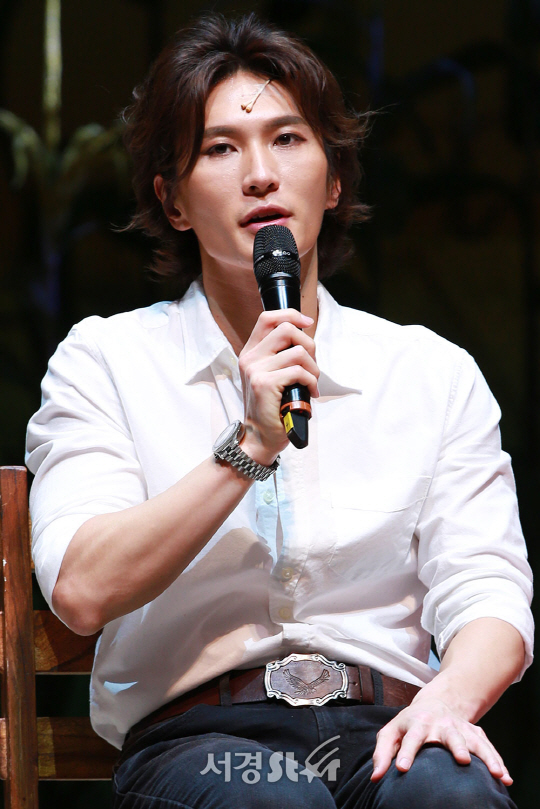 배우 박은태가 뮤지컬 ‘매디슨 카운티의 다리‘ 프레스콜에서 인터뷰를 하고 있다.