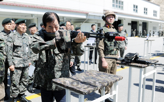 19일 육군 과학화전투훈련단(KCTC)를 찾은 한민구 국방부 장관이 모의전투장비(실제 사격 없이도 명중 여부를 판단해주는 교육 장비)가 부착된 소총을 조준하고 있다. 군은 모의 전투시 북한군 역할을 맡는 대항군(전갈 대대)의 규모를 여단급으로 키우는 방안을 추진하고 있다.