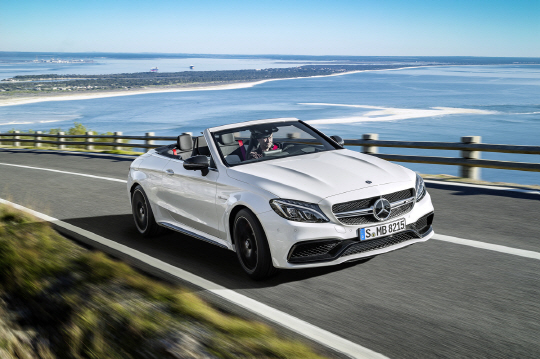 ‘더 뉴 메르세데스-AMG C 63 카브리올레’는신형 4.0ℓ V8 가솔린 바이터보 엔진이 제공하는 476마력의 역동적인 주행성능을 소프트탑을 열고 즐길 수 있다.                     /사진제공=메르세데스벤츠코리아