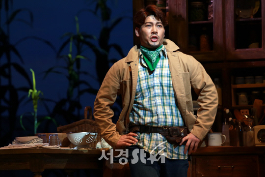 배우 이상현이 뮤지컬 ‘매디슨 카운티의 다리‘ 프레스콜에서 무대를 선보이고 있다.