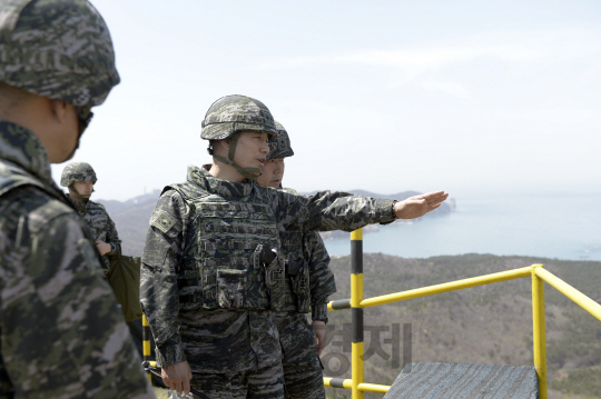 전진구 해병대사령관이 취임 후 처음으로 19일 백령도 해병대 6여단을 방문해 부대 관측소에서 작전대비태세를 점검하고 있다./사진 제공=해병대