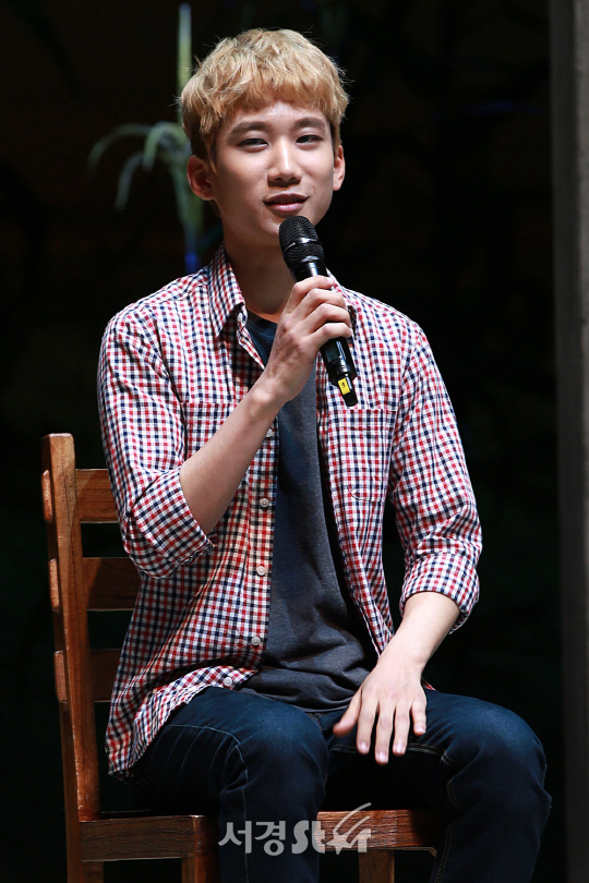 배우 김현진이 뮤지컬 ‘매디슨 카운티의 다리‘ 프레스콜에서 인터뷰를 하고 있다.