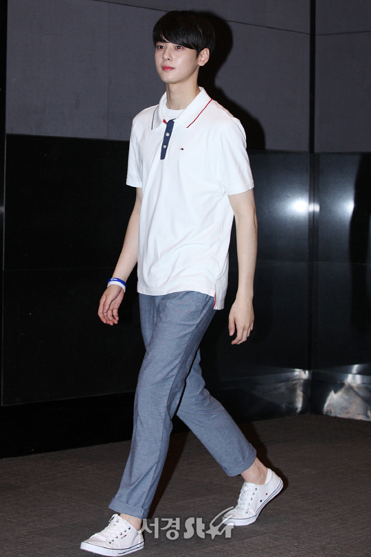 차은우가 19일 오후 서울 강남구 삼성동 모 백화점 무역센터점 10층 문화홀에서 열린 한 의류브랜드 팬사인회에 입장하고 있다.