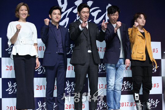 배우들 및 감독이 19일 서울 강남 압구정동 압구정 CGV에서 열린 영화 ‘불한당, 나쁜 놈들의 세상’ 제작보고회에 참석해 포토타임을 갖고 있다.