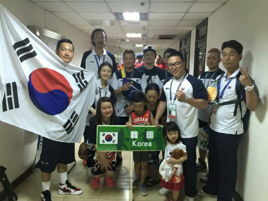 고인경(가운데줄 왼쪽 두번째) 국제수어통역사가 2015년 세계농아인농구선수권대회에 출전한 한국대표팀 선수들과 함께하고 있다. /사진제공=고인경씨.