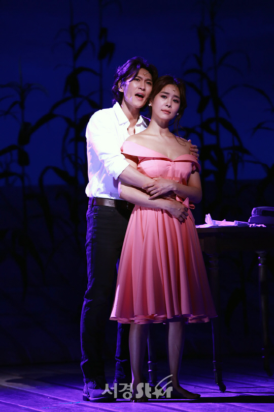 배우 박은태, 옥주현이 뮤지컬 ‘매디슨 카운티의 다리‘ 프레스콜에서 무대를 선보이고 있다.