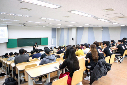 바디메카닉 메소드 설명회 모습. 앞에서 케어하는 모습을 보여주고 있다.( 사진 제공 = 바디메카닉 )