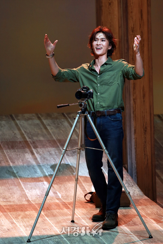배우 박은태가 뮤지컬 ‘매디슨 카운티의 다리‘ 프레스콜에서 무대를 선보이고 있다.