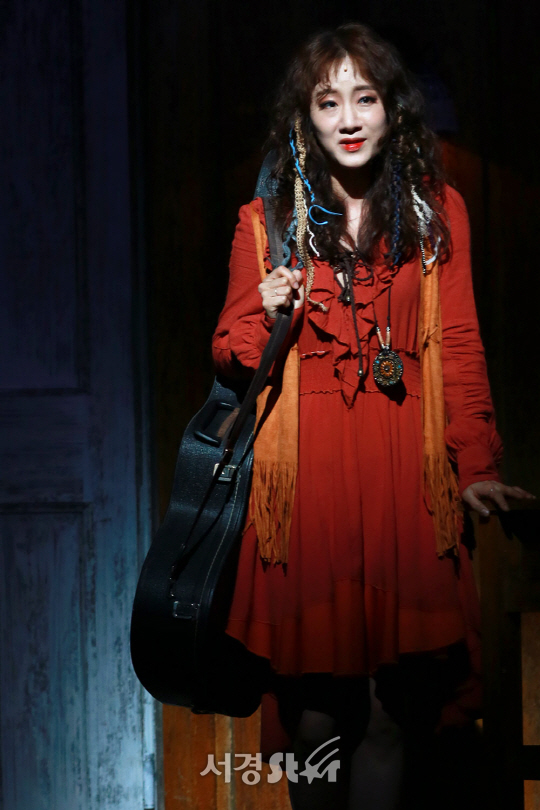 배우 유리아가 뮤지컬 ‘매디슨 카운티의 다리‘ 프레스콜에서 무대를 선보이고 있다.