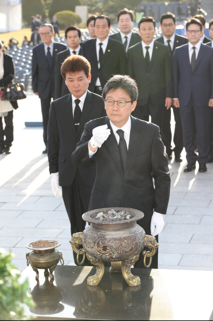 유승민 바른정당 대선후보가 19일 서울 강북구 국립 4·19 민주묘지를 찾아 참배하고 있다. /연합뉴스
