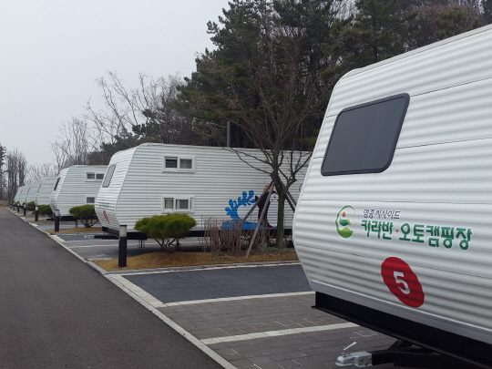 오는 29일 개장하는 영종도 씨사이드 파크 내 캠핑장. 이 캠핑장은 해안가를 배경으로 조성됐으며 카라반 22면, 일반 60면 등 모두 80면으로 운영된다. /사진제공=인천경제자유구역청