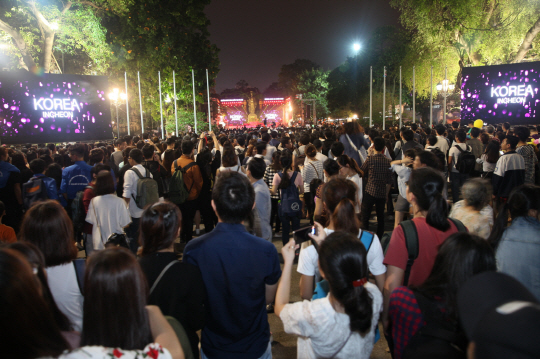 최근 베트남에서 열린 ‘한국문화관광대전’ 행사를 현지 시민들이 둘러보고 있다. /사진제공=한국관광공사