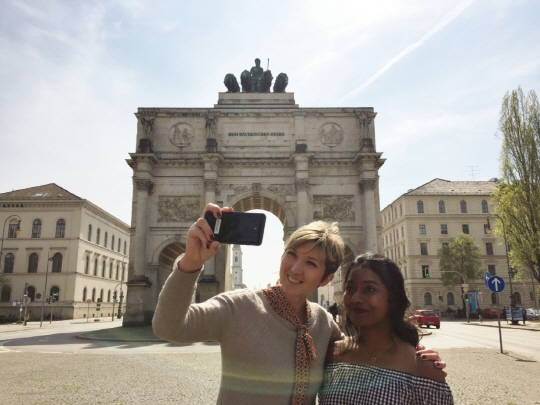 독일 뮌헨에 위치한 개선문 앞에서 소비자들이 LG G6로 셀프 카메라를 촬영하고 있다. /사진제공=LG전자