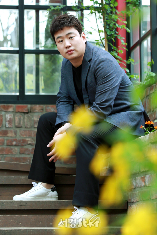 배우 안재홍이 20일 오전 서울 종로구에 위치한 한 카페에서 서경스타와의 인터뷰 전 포즈를 취하고 있다.