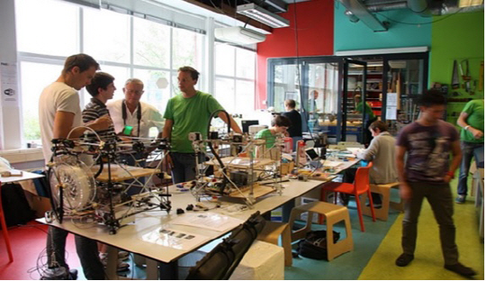 MIT대의 팹랩(Fab Lab)은 디지털 기기, 소프트웨어, 3D프린터 등을 이용해 시제품을 만들 수 있는 공간으로 아이디어를 실험하고 생산해 보는 제작 실험실을 표방하고 있다. /출처=MIT 홈페이지