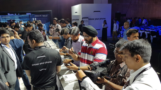 지난 19일(현지시간) 인도 뉴델리에서 진행된 ‘갤럭시 S8’·‘갤럭시 S8+’ 미디어 행사에서 제품을 체험하고 있다./사진제공=삼성전자