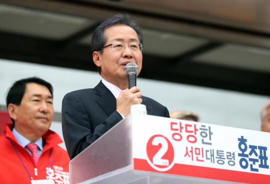 홍준표 자유한국당 대선후보가 20일 오전 인천 종합터미널 광장에서 집중유세를 하고 있다./연합뉴스