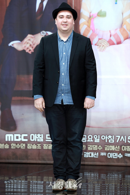 배우 샘해밍턴이 MBC 아침일일드라마 ‘훈장 오순남’ 제작발표회에서 포즈를 취하고 있다.