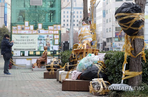 진실국민단체 대표 최씨는 소녀상 주변에 쓰레기를 갖다놓고 불법 선전물을 붙이는 등 소녀상 지킴이 단체와 갈등을 빚어왔다/출처=연합뉴스