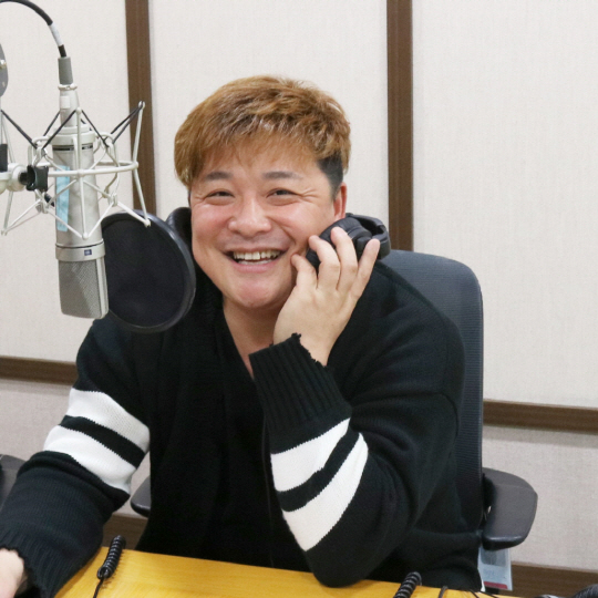 장애인 인식개선 캠페인 녹음에 참여한 개그맨 윤정수/사진=한국 장애인 재단