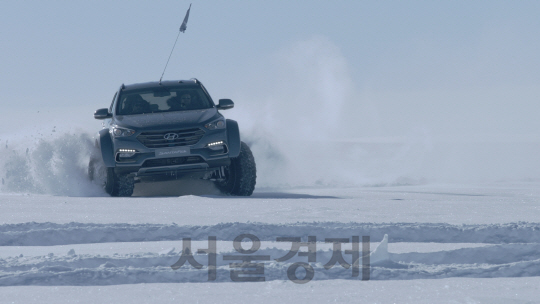 현대차가 브랜드 철학을 반영해 제작한 새로운 글로벌 캠페인 ‘섀클턴의 리턴’ 영상 화면 모습. 개조한 싼타페가 남극 대륙을 주행하고 있다./사진제공=현대차