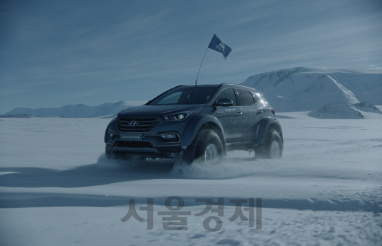현대차가 브랜드 철학을 반영해 제작한 새로운 글로벌 캠페인 ‘섀클턴의 리턴’ 영상 화면 모습. 개조한 싼타페가 남극 대륙을 주행하고 있다./사진제공=현대차