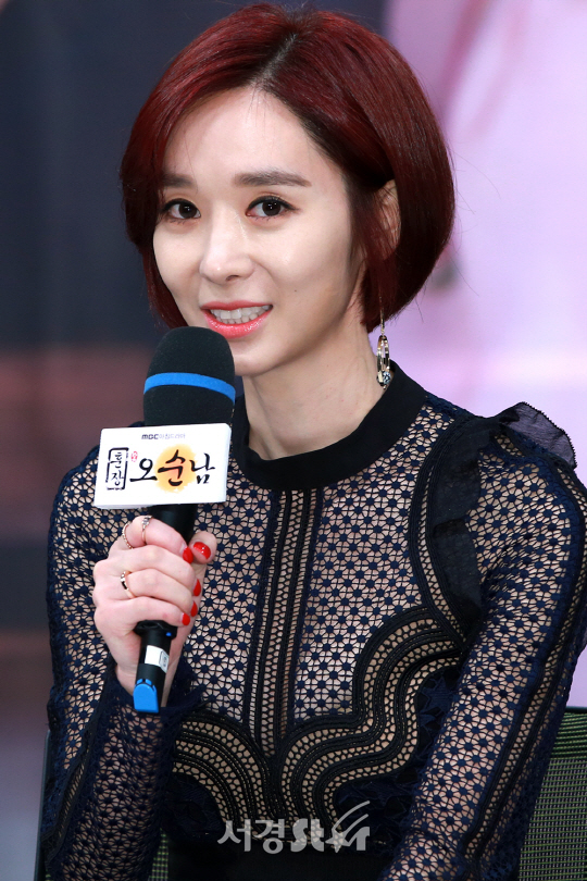 배우 한수연이 MBC 아침일일드라마 ‘훈장 오순남’ 제작발표회에서 인터뷰를 하고 있다.