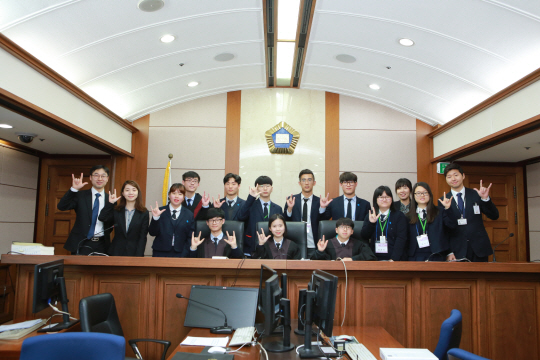 서울농학교 학생들과 권형관(앞줄 맨 오른쪽) 판사 등 판사들이 20일 서울고법 법정에서 모의재판을 연 후 수화로 “사랑해”라는 동작을 함께 하고 있다. 서울고법은 이날 ‘서울농학교와 함께 하는 법원 나들이’ 행사를 열어 농학교 학생들이 재판을 체험하고 법조인으로서 꿈을 키울 수 있는 기회를 마련했다고 밝혔다. /사진제공=서울고법