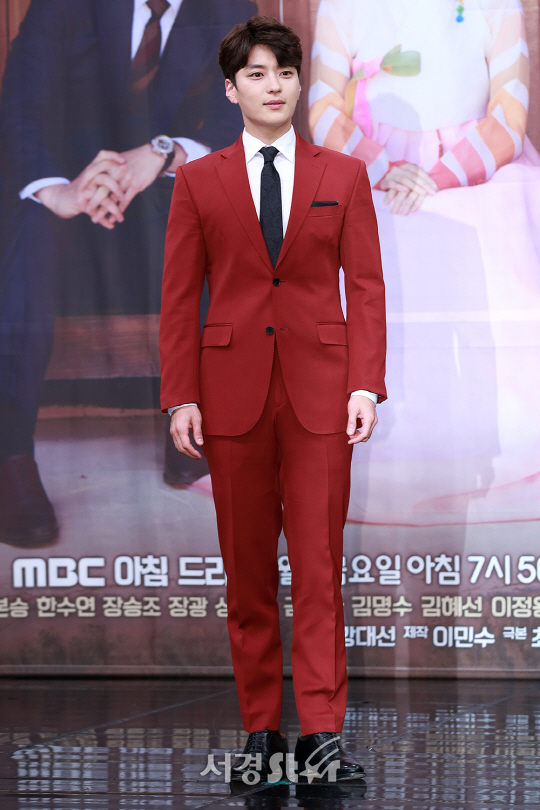 배우 장승조가 MBC 아침일일드라마 ‘훈장 오순남’ 제작발표회에서 포즈를 취하고 있다.
