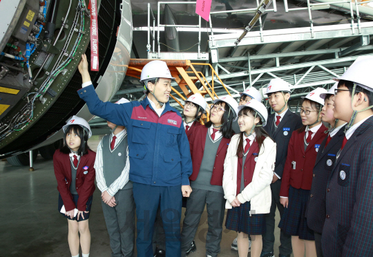 항공 공학도를 꿈꾸는 부천 중흥중학교 학생들이 아시아나항공의 진로 탐색 교육 기부 프로그램 ‘색동창의 STEAM’ 교실이 열린 인천공항 제2격납고에서 20일 항공기에 대한 설명을 듣고 있다./사진제공=아시아나항공