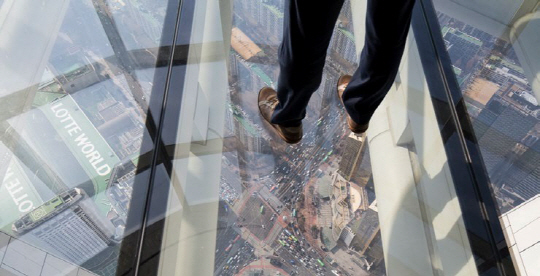 롯데월드타워 118층에 위치한 유리바닥 전망대 ‘스카이데크’에 올라서면 발 아래로 지상의 풍경이 까마득하게 펼쳐진다.