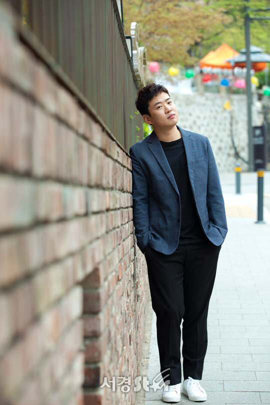 배우 안재홍이 20일 오전 서울 종로구에 위치한 한 카페에서 서경스타와의 인터뷰 전 포즈를 취하고 있다.