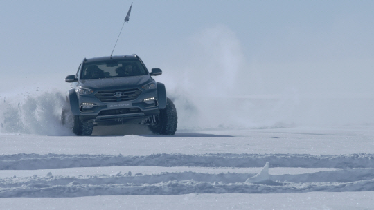 현대차가 브랜드 철학을 반영해 제작한 새로운 글로벌 캠페인 ‘탐험가 섀클턴, 남극 횡단 100년의 꿈을 이루다’ 영상 모습. 개조한 싼타페가 남극 대륙을 주행하고 있다./사진제공=현대차