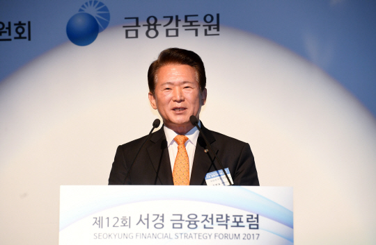김한표 자유한국당 의원이 20일 서울프라자호텔 그랜드볼룸에서 열린 ‘제12회 서경금융전략포럼’에서 축사를 하고 있다./권욱기자