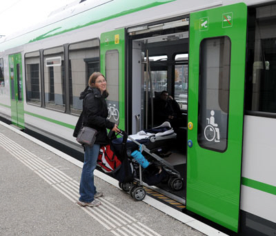 한 여성이 유모차와 함께 스위스에 설치된 트램을 타고 있다. /사진제공=LEB(스위스철도회사)
