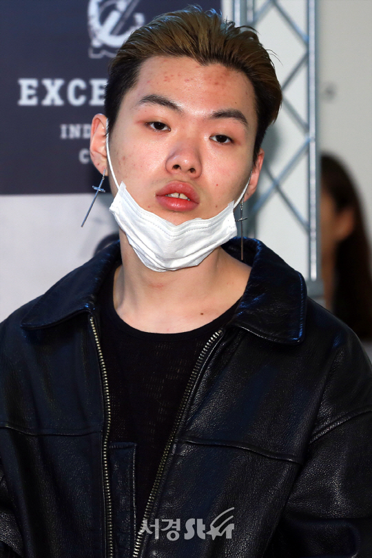 ‘고등래퍼’ 이수린이 20일 오후 서울 강남구 신사동 한 갤러리에서 열린 한 패션브랜드 포토월 행사에 참석해 포즈를 취하고 있다.