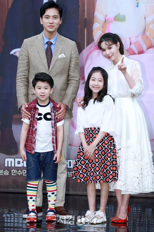 배우 구본승(왼쪽 위부터 시계방향), 박시은, 이채미, 이로운이 MBC 아침일일드라마 ‘훈장 오순남’ 제작발표회에서 포즈를 취하고 있다.
