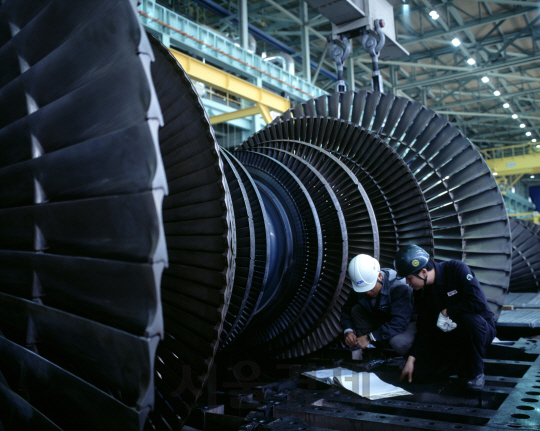 한국남동발전 영흥화력발전소 직원들이 발전 효율을 높이기 위해 거대한 발전소 터빈을 정비하고 있다. /사진제공=한국남동발전