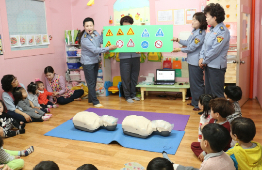 대전 시내 한 어린이집을 방문한 의용소방대 대원들이 아이들에게 안전표지판에 대해 설명하고 있다. /대전=최수문기자