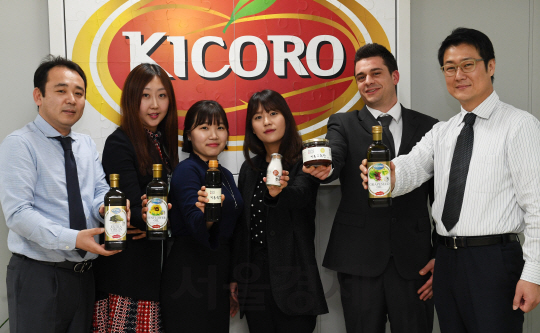 키코로 임직원들이 경기도 판교 본사에서 포도씨유와 전통 고추장·간장·소금 제품들을 소개하고 있다.    /이호재기자