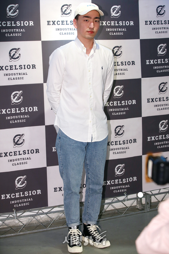 ‘쇼미더머니’ 앤덥이 20일 오후 서울 강남구 신사동 한 갤러리에서 열린 한 패션브랜드 포토월 행사에 참석해 포즈를 취하고 있다.