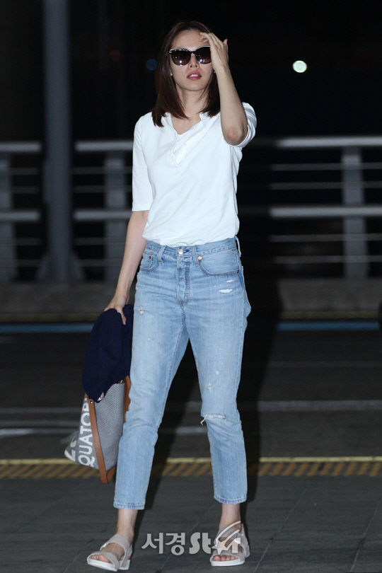 배우 조윤희가 20일 오후 인천국제공항을 통해 패션 매거진 촬영차 출국하고 있다.