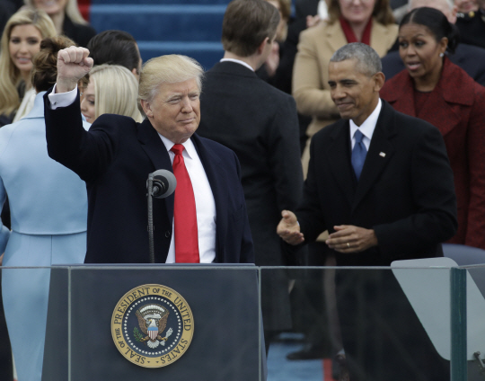 도널드 트럼프(왼쪽) 제45대 미국 대통령이 올 1월 20일(현지시간) 워싱턴DC 국회의사당 앞에서 취임선서를 한 뒤 주먹을 쥐어 보이고 있다. /워싱턴DC=AP연합뉴스
