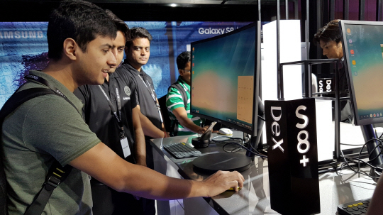 지난 19일(현지시간) 인도 뉴델리에서 진행된 ‘갤럭시 S8’·‘갤럭시 S8+’ 미디어 행사에서 ‘갤럭시 S8’·‘갤럭시 S8+’를 데스크탑 PC 처럼 사용할 수 있는 ‘삼성 덱스(Samsung DeX)’를 체험하는 모습./사진제공=삼성전자