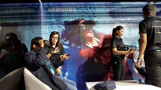 지난 19일(현지시간) 인도 뉴델리에서 진행된 ‘갤럭시 S8’·‘갤럭시 S8+’ 미디어 행사에서 ‘갤럭시 S8’·‘갤럭시 S8+’와 함께 출시되는 ‘기어 VR’을 체험하는 모습./사진제공=삼성전자