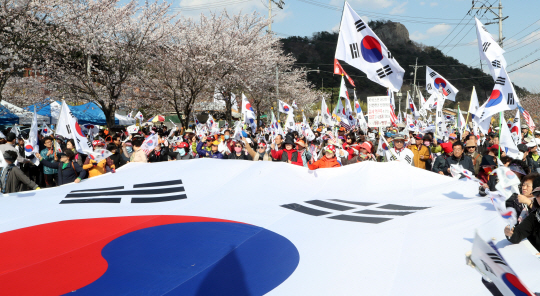 ‘대통령 탄핵무효 국민저항총궐기 운동본부’가 지난 2일 오후 경남 김해 봉하마을에서 태극기 집회를 열고 박근혜 전 대통령 구속 비판과 석방을 촉구하고 있다. / 연합뉴스