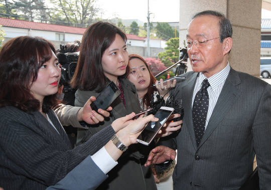 송민순 전 외교통상부 장관이 21일 오전 서울 종로구 북한대학원대학교으로 출근하며 취재진의 질문에 답하고 있다. 송 전 장관은 2007년 참여정부의 유엔 북한인권 결의안 기권 과정을 담을 자신의 회고록 내용과 관련, 당시 정부가 사전 확인한 북한의 입장을 담은 것이라고 주장하는 문건을 21일 공개했다./연합뉴스