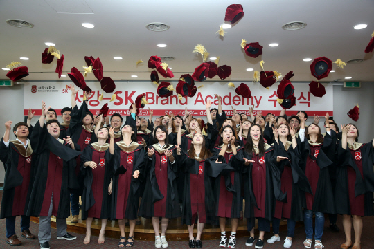 국내 대표적인 브랜드 전문가 양성 과정인 ‘서강-SK 브랜드 아카데미’가 21일 개강했다. 지난해 진행된 ‘서강-SK 브랜드아카데미’ 수강생들이 과정 수료를 마치고 기념 촬영을 하고 있다. /사진제공=SK㈜